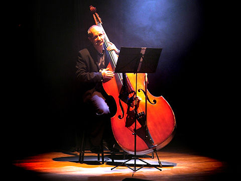 Espectaculo Javier Segarra. Sergey Shkil contrabajista&nbsp; titulado del grupo Elegia para conciertos, bodas y qualquier tipo de eventos en Zaragoza