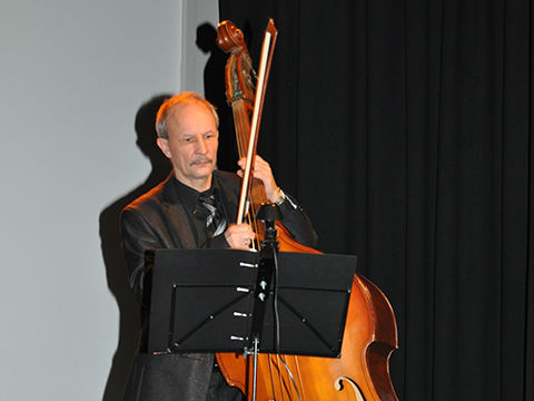 Concierto en centro Civico. Sergey Shkil contrabajista&nbsp; titulado del grupo Elegia para conciertos, bodas y qualquier tipo de eventos en Zaragoza