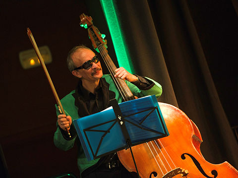Espectaculo con Almozandia. Sergey Shkil contrabajista&nbsp; titulado del grupo Elegia para conciertos, bodas y qualquier tipo de eventos en Zaragoza