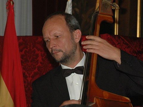 Evento de protocolo oficial.Sergey Shkil contrabajista&nbsp; titulado del grupo Elegia para conciertos, bodas y qualquier tipo de eventos en Zaragoza