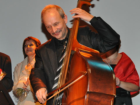 Centro civico de Zaragoza. Sergey Shkil contrabajista&nbsp; titulado del grupo Elegia para conciertos, bodas y qualquier tipo de eventos en Zaragoza