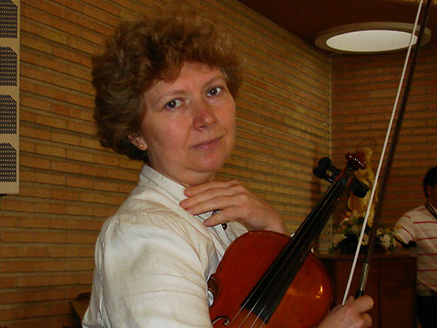 Natalia Shkil violinista titulada del grupo Elegia. En una boda Iglesia.Musicos para conciertos bodas y qualquier tipo de eventos en Zaragoza