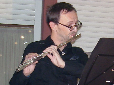 Conciertos en barios rurales. Mikhail Shkil flautista titulada del grupo Elegia para conciertos, bodas y qualquier tipo de eventos en Zaragoza