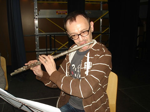 Centro civico de Zaragoza. Mikhail Shkil flautista titulada del grupo Elegia para conciertos, bodas y qualquier tipo de eventos en Zaragoza