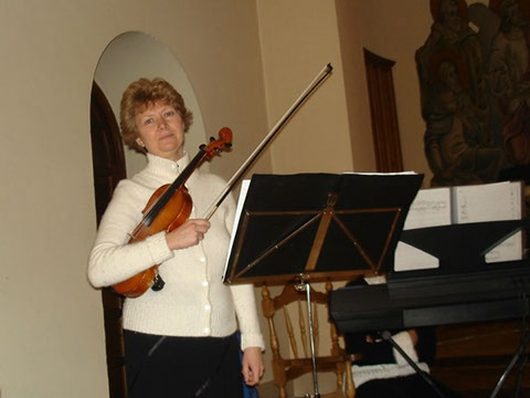 Natalia Shkil violinista titulada del grupo Elegia. En Iglesia San Antonio.Musicos para conciertos bodas y qualquier tipo de eventos en Zaragoza