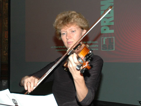 Natalia Shkil violinista titulada del grupo Elegia. En un Evento. Musicos para conciertos bodas y qualquier tipo de eventos en Zaragoza