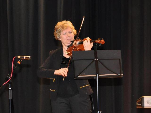 Natalia Shkil violinista titulada del grupo Elegia. En un concierto. Musicos para conciertos bodas y qualquier tipo de eventos en Zaragoza